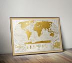 Złota mapa zdrapka Geography World stojąca na drewnianej podłodze