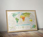 Mapa zdrapka Geography World w drewnianej ramie stojąca na podłodze