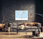 Mapa zdrapka Silver World wisząca w salonie nad kanapą