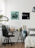 Obraz na płótnie o nazwie The Beatles With The Beatles wiszący na białej ścianie nad biurkiem w sypialni