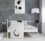 Obraz na płótnie Boutique stojący na podłodze w sypialni oparty o białe łóżko