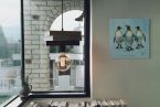 Obraz na płótnie Kingpins z trzema pingwinami wiszący na białej ścianie obok okna