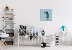 Canvas Sea Parrot wiszący na białej ścianie nad łóżeczkiem w pokoju dziecięcym