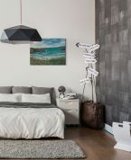 Canvas wiszący w sypialni nad łóżkiem przedstawiający wybrzeże oraz latarnię