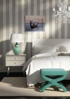 Canvas Venice wiszący w sypialni na ścianie w szaro-białe paski nad białym łóżkiem