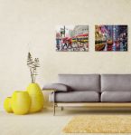 Canvas New York Shoppers wiszący na białej ścianie w salonie nad szarą kanapą
