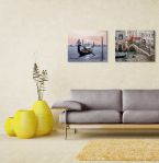 Canvas Venice Bridge wiszący w salonie nad szarą kanapą