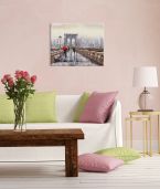 Obraz na płótnie Brooklyn Bridge wiszący na różowej ścianie nad białą kanapą
