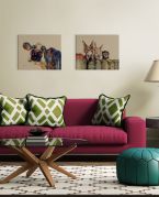 Canvas Hilda wiszący w salonie nad fioletową kanapą