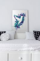 Obraz na płótnie Splatter Silhouette Hummingbird stojący na zagłówku białego łóżka