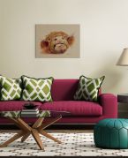 Obraz na płótnie z krową Baxter wiszący nad fioletową kanapą w salonie