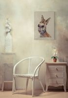 Obraz na płótnie z osiołkiem Doreen wiszący w pokoju na jasnej ścianie nad białym krzesłem