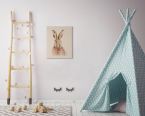 Obraz na płótnie Pippa z zającem wiszący w pokoju dziecięcym obok niebieskiego namiotu