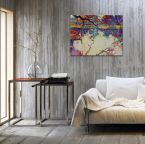 Kolorowy Canvas Cannop Ponds wiszący w salonie na szarej ścianie nad kanapą