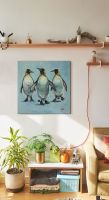 Canvas Kingpins przedstawiający pingwiny wiszący pod drewnianą półką