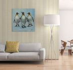 Obraz na płótnie Kingpins z pingwinami wiszący w salonie nad białą kanapą