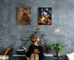 Biuro z obrazami z Gwiezdnych wojen wiszącymi na szarej ścianie