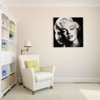 Aranżacja nowoczesnego salonu z obrazami Marilyn Monroe wiszącymi na ścianie