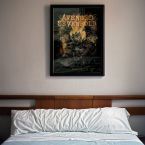 Plakat z zespołem Avenged Sevenfold z okładką singla Sheperd of Fire wiszący w sypialni nad drewnianym łóżkiem