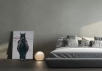 Obraz na płótnie przedstawiający czarnego konia stojący na drewnianej podłodze obok łóżka w sypialni
