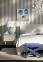 Obraz na płótnie autorstwa Sam Toft powieszony w sypialni nad łóżkiem na ścianie w paski