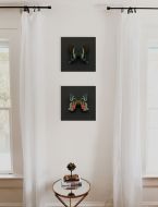 Obrazy na płótnie przedstawiające motyle na czarnym tle powieszone na białej ścianie nad stolikiem