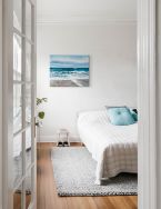 Obraz na płótnie wiszący w sypialni, przedstawiający fale morskie dobijające do brzegu