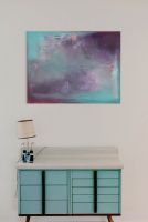 Obraz na płótnie przedstawiający kolorową abstrakcję o nazwie Deep In The Tropics wiszący nad niebieską szafką