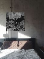Komiksowa postać batmana na czarno-białym obrazie na płótnie powieszonym w sypialni na szarej ścianie nad łóżkiem