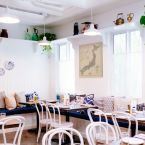 Obraz na płótnie wiszący na białej ścianie w restauracji przedstawiający mapę Japonii w stylu vintage