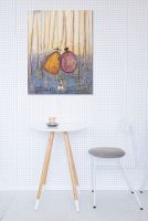 Obraz na płótnie malarki Sam Toft o tytule Bluebell Daze powieszony na białej ścianie nad stolikiem