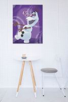 Obraz na płótnie przedstawiający Olafa na fioletowym tle wiszący nad białym okrągłym stolikiem