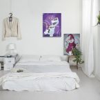 Zdjęcie pokazujące obraz na płótnie wiszący nad łóżkiem w sypialni przedstawiający bałwana Olafa z bajki Kraina Lodu