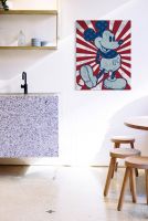 Obraz na płótnie z Myszką Miki na biało-czerwonym tle w paski powieszony na ścianie w jadalni