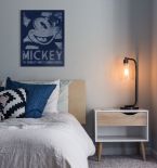 Obraz na płótnie z najsłynniejszą myszką na świecie, Myszką Mickey, powieszony nad łóżkiem w sypialni