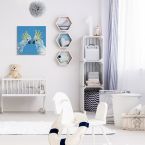 Obraz na płótnie z białymi papużkami powieszony na ścianie w dziecięcym pokoju