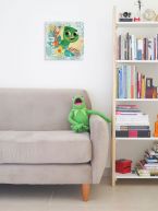 Obraz na płótnie z Pascalem z serialu Zaplątani powieszony nad kanapą w salonie