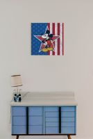 Obraz na płótnie z Myszką Mickey powieszony nad niebieską szafką