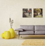 Obrazy na płótnie wiszące w pokoju nad szarą sofą obok żółtych wazonów
