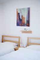 Zdjęcie sypialni z wiszącym na ścianie obrazem na płótnie autorstwa Ruffell Colin zatytułowany Manhattan Chrysler Building