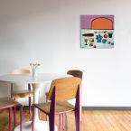 Canvas przedstawiający stolik z różnymi rzeczami wiszący w jadalni na białej ścianie