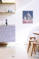 Canvas zatytułowany Sacre Coeur Infrared, Paris powieszony w kuchni na białej ścianie