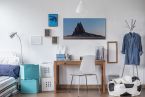 Obraz na płótnie przedstawiający skalne wzgórze Ship Rock wiszący nad drewnianym biurkiem w młodzieżowym pokoju