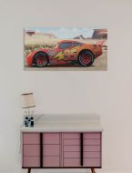 Canvas przedstawiający Zygzaka z filmu Cars wiszący na ścianie nad różową komodą