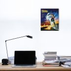 Obraz na płótnie wiszący nad biurkiem w pokoju nastolatka przedstawiający postać bohatera z filmu Powrót do Przyszłości