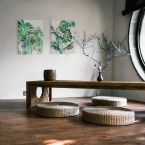 Obrazy na płótnie przedstawiające zielone liście wiszące na ścianie w nowoczesnym salonie