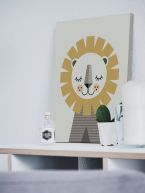 Obraz na płótnie przedstawiający małego lwa postawiony na półce obok doniczki z kwiatkiem