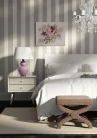 Canvas z kolorowymi kwiatami autorstwa Summera Thorntona powieszony na ścianie w paski nad łóżkiem