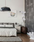 Canvas z leniwcem autorstwa Little Design Haus powieszony nad łóżkiem w stylowej sypialni