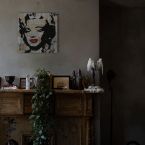 Canvas z wizerunkiem Marilyn Monroe zdobiący ścianę starej pracowni